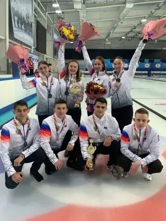 Студентка Иркутского филиала Елизавета Киселёва, в составе сборной Иркутской области выиграла соревнования по керлингу
